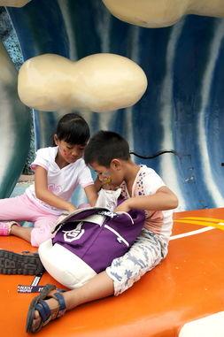 成人三姐弟拍照姿势视频,温馨瞬间定格美好回忆