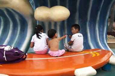 成人三姐弟拍照姿势视频,温馨瞬间定格美好回忆